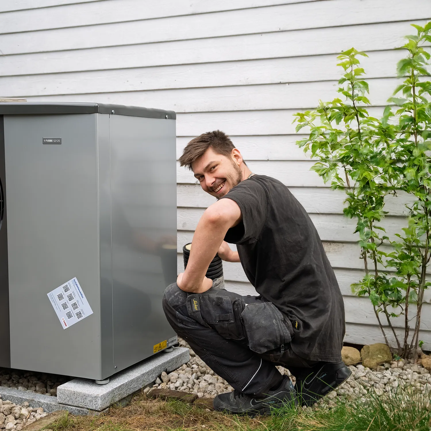 Heizungsfachmann bei der Installation einer modernen Wärmepumpe